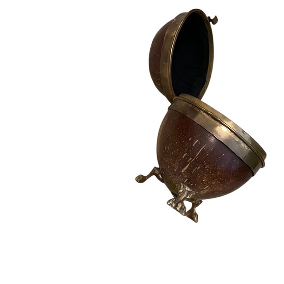 Vintage 19th C. English Coconut Shell Footed Trinket Box With Gold Clasps - Picture 5 of 8